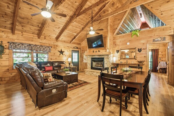 Smart TV, fireplace - Great Smoky Mountain, Hot Tub, Mins to Dollywood (Kodak)