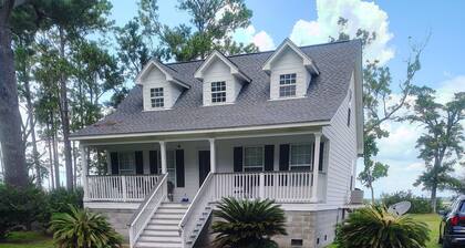 Charming 2-bedroom house in enjoyable Beaufort on the water.