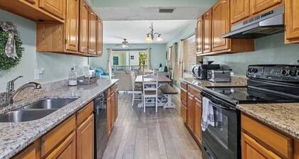 Steps to Beach - Oceanview Townhome - Pool - Game Room- Sleeps 8 - Beach Retreat