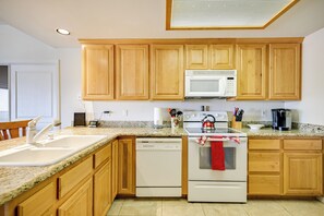 Fridge, microwave, stovetop, dishwasher - Golf Course Views & Private Deck: Mesquite Condo! (Mesquite)
