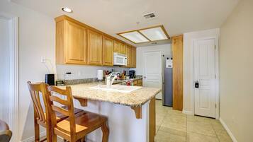 Réfrigérateur, micro-ondes, plaque de cuisson, lave-vaisselle