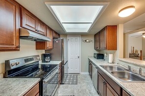 Kjøleskap, mikrobølgeovn, kokeplater og oppvaskmaskin