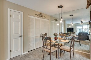 Dining - Community Pool & Gym: Apt 5 Mi to Laughlin Casinos (Laughlin)