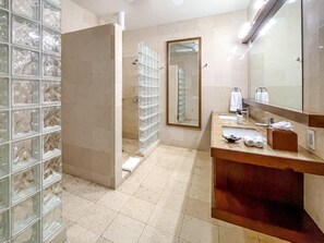 Doccia, asciugacapelli, asciugamani