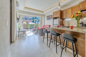 Kühlschrank, Mikrowelle, Herdplatte, Wasserkocher mit Kaffee-/Teezubehör