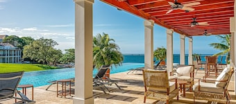 5BR Oceanfront Villa at Las Verandas