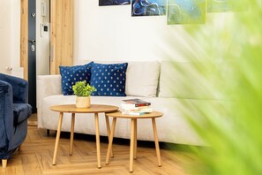 Een smart-tv en boeken