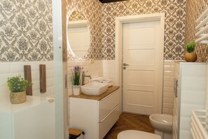 Dusche, Haartrockner, Bidet, Handtücher