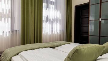 1 makuuhuone, tallelokero huoneessa, silitysrauta/-lauta