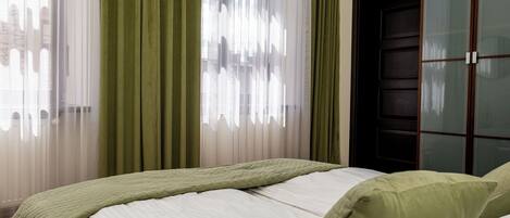 1 dormitorio, caja fuerte, tabla de planchar con plancha y cuna de viaje