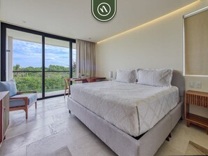 1 slaapkamer, een bureau, een strijkplank/strijkijzer, reisbedje