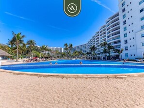 Pool - Oceanfron 4 BR Condo - Beach - Wyndham Pool (Nuevo Vallarta)