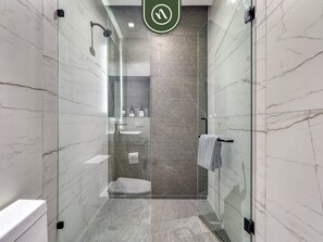 Douche, sèche-cheveux, serviettes fournies