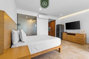 1 chambre, bureau, fer et planche à repasser, lit parapluie