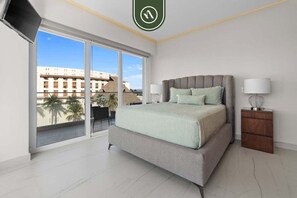 2 Schlafzimmer, Schreibtisch, Bügeleisen/Bügelbrett, Reisekinderbett