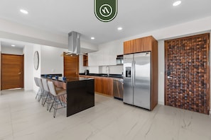 Refrigerador, microondas, horno, placa de cocina
