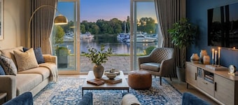 Paraíso Privado Frente al Agua | Piscina, Sauna, Jacuzzi, Pontón, Billar y Bici