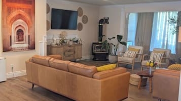 Smart TV, fireplace, stereo