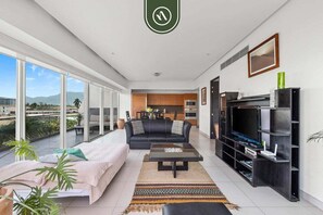 Smart TV, table tennis