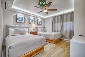 3 habitaciones, escritorio y tabla de planchar con plancha 