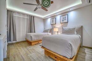 3 Schlafzimmer, Schreibtisch, Bügeleisen/Bügelbrett, Reisekinderbett