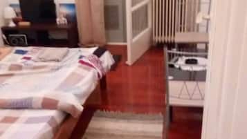 1 dormitorio y tabla de planchar con plancha