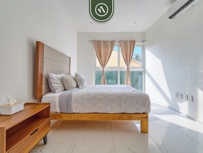 1 Schlafzimmer, Schreibtisch, Bügeleisen/Bügelbrett, Reisekinderbett