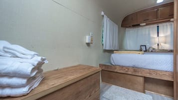 1 makuuhuone, silitysrauta/-lauta, vuodevaatteet