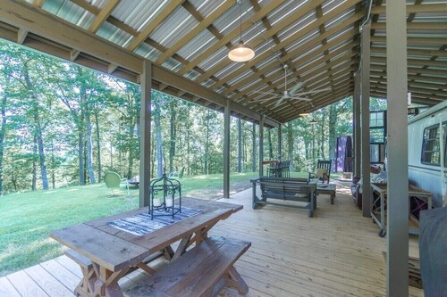 High Point Hide-A-Way w/ Internet and a Hot Tub!