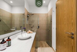 Douche, sèche-cheveux, serviettes fournies