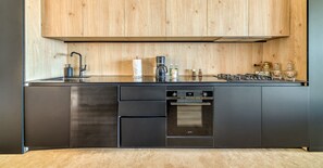 Køleskab, mikrobølgeovn, ovn, kogeplade