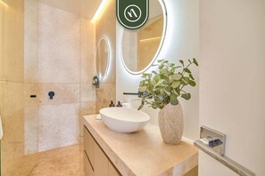 Dusche, Haartrockner, Handtücher