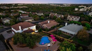 Vista aérea de una zona residencial con casas, piscina y zona de barbacoa.