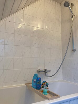 Haartrockner, Handtücher, Seife, Toilettenpapier