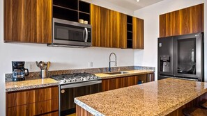 Refrigerador, microondas, horno, placa de cocina