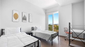 3 quartos, escrivaninha, ferros/tábuas de passar roupa, berço de viagem