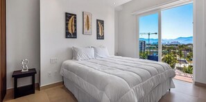 3 chambres, bureau, fer et planche à repasser, lit parapluie