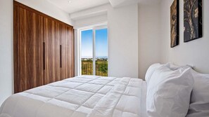 3 間睡房、書桌、熨斗/熨衫板、可攜式嬰兒床