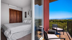 3 slaapkamers, een bureau, een strijkplank/strijkijzer, reisbedje