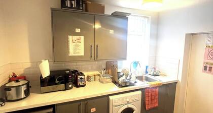 Room-king Size Room To Stay in Salford-s
