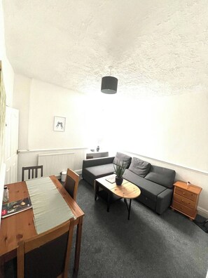 Shared Dormitory, 1 Bedroom | Living room - Room-king Size Room To Stay in Salford-s (Salford)