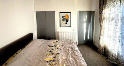 Room-king Size Room To Stay in Salford-s