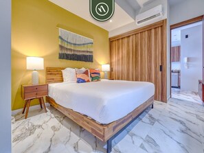 3 habitaciones, escritorio y tabla de planchar con plancha 