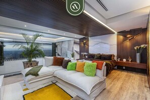 1 chambre, bureau, fer et planche à repasser, lit parapluie