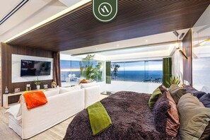 1 Schlafzimmer, Schreibtisch, Bügeleisen/Bügelbrett, Reisekinderbett