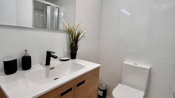 Haartrockner, Bidet, Handtücher, Toilettenpapier