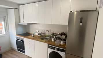 Een koelkast, een oven, een kookplaat, een vaatwasser