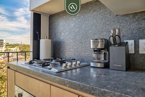 Kühlschrank, Mikrowelle, Herdplatte, Wasserkocher mit Kaffee-/Teezubehör