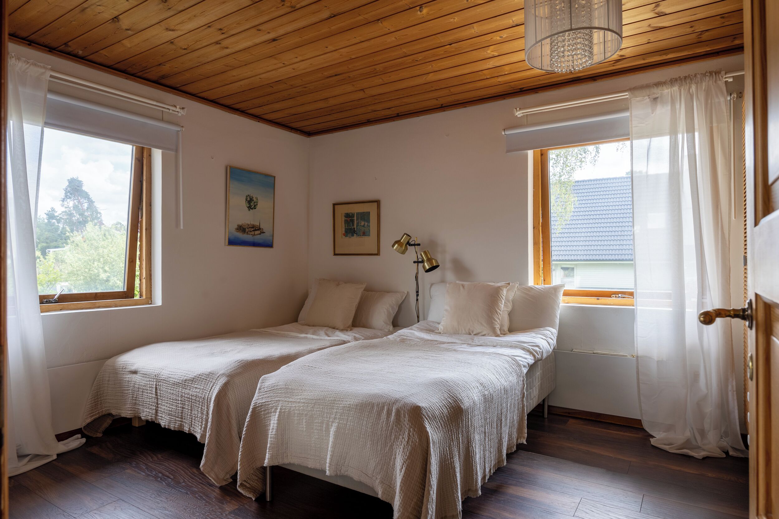 4 slaapkamers, een bureau, een strijkplank/strijkijzer, wifi