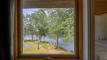 4 bedrooms, desk, iron/ironing board, WiFi